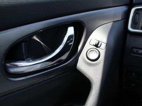 Used 2015 Nissan Rogue SV FWD image 6