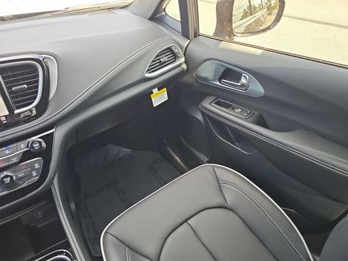 New 2026 Chrysler Pacifica Limited w/ S Appearance Package FWD image 12