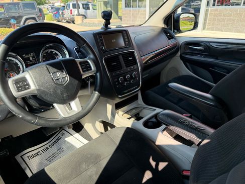 Used 2018 Dodge Grand Caravan SXT FWD image 13