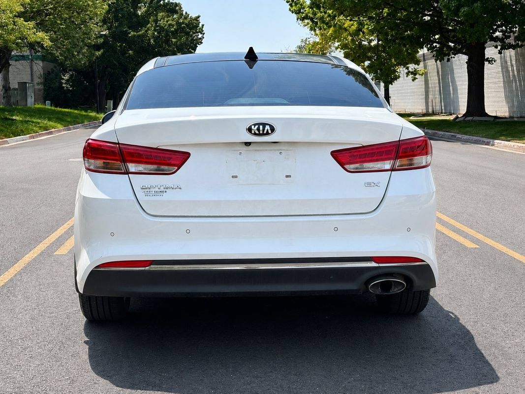 Used 2018 Kia Optima EX w/ Premium Package FWD image 4