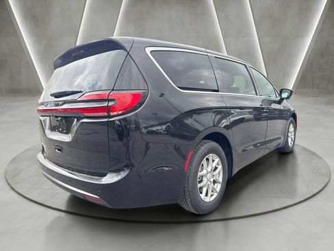New 2027 Chrysler Pacifica Select FWD image 7