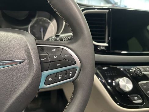 Used 2024 Chrysler Pacifica Touring-L image 18