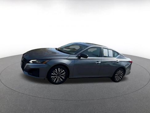 Used 2025 Nissan Altima 2.5 SV FWD image 8
