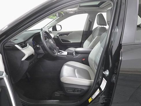 Used 2023 Toyota RAV4 XLE Premium image 9