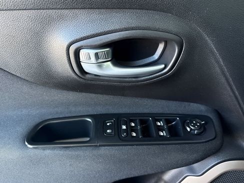 Used 2017 Jeep Renegade Latitude w/ Popular Equipment Group AWD/4WD image 14