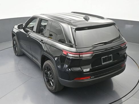 Used 2025 Jeep Grand Cherokee Altitude RWD image 51