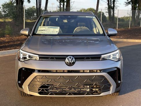 New 2026 Volkswagen Taos SE FWD image 2