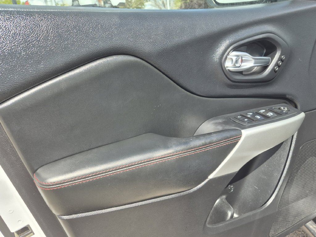 Used 2017 Jeep Cherokee Trailhawk AWD/4WD image 6