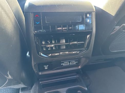 Used 2023 Jeep Grand Cherokee L Laredo image 24