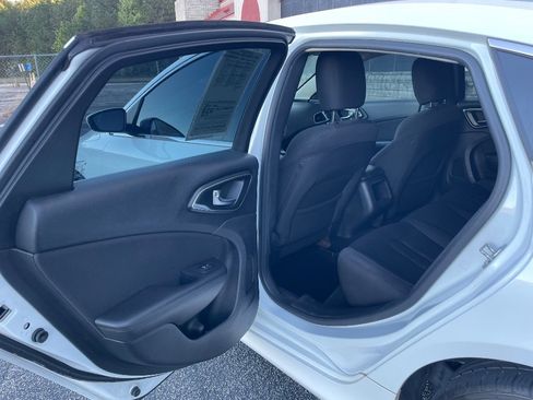 Used 2016 Chrysler 200 Limited image 16