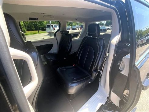 Used 2024 Chrysler Pacifica Touring-L FWD image 15