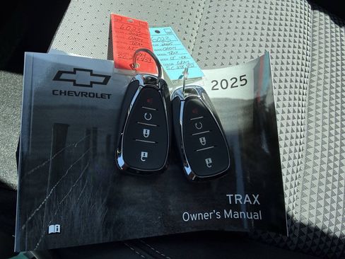 Used 2025 Chevrolet Trax LT w/ LT Convenience Package FWD image 24