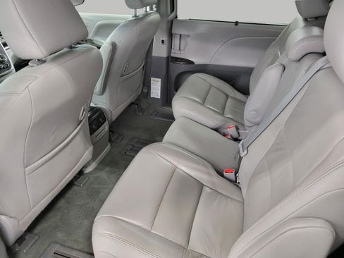 Used 2017 Toyota Sienna XLE Premium FWD image 22