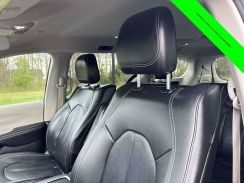 Used 2022 Chrysler Pacifica Touring-L w/ Uconnect Theater Family Group FWD image 6