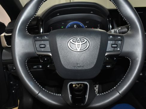 Used 2025 Toyota Camry SE image 12