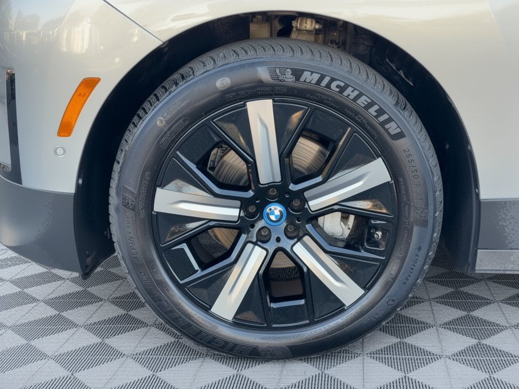 Used 2024 BMW iX xDrive50 w/ Premium Package AWD/4WD image 13