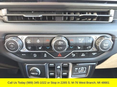 Used 2025 Jeep Wrangler Unlimited Sahara image 36