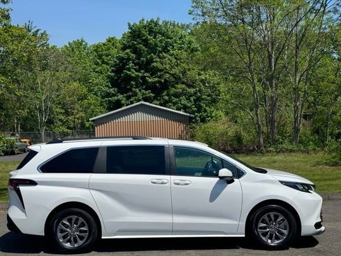 Used 2025 Toyota Sienna LE w/ LE Plus Package FWD image 4