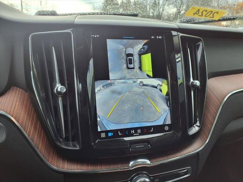 Used 2024 Volvo XC60 B5 Plus image 11