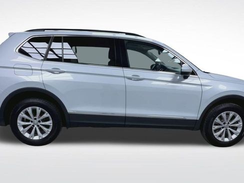 Used 2018 Volkswagen Tiguan SE w/ Panoramic Sunroof Package image 9