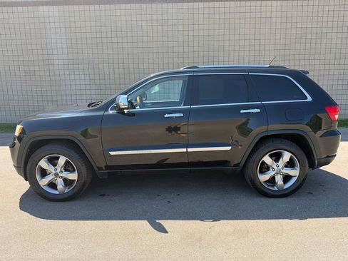 Used 2013 Jeep Grand Cherokee Overland w/ Advance Technology Group AWD/4WD image 8