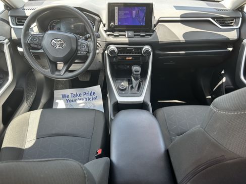 Used 2025 Toyota RAV4 XLE AWD/4WD image 19