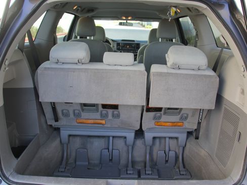 Used 2014 Toyota Sienna L image 19