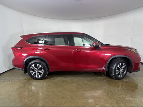 Used 2022 Toyota Highlander XLE image 24