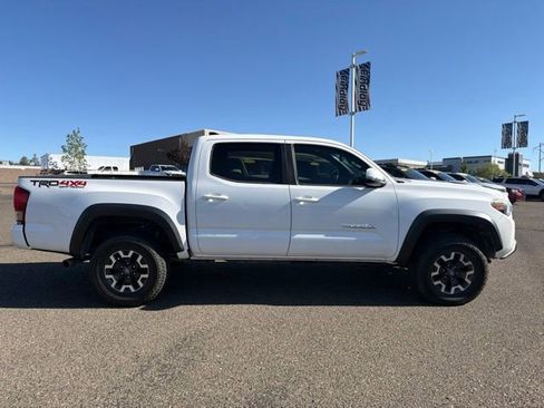 Used 2017 Toyota Tacoma TRD Off-Road AWD/4WD image 2