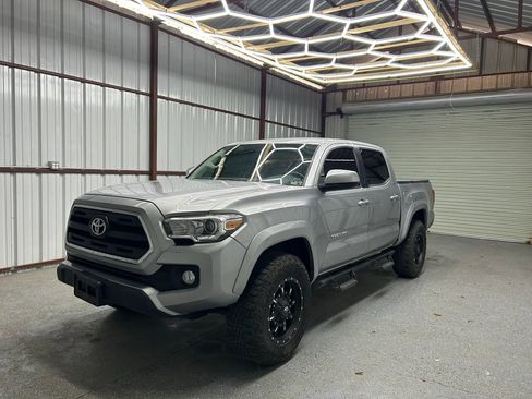 Used 2017 Toyota Tacoma SR5 w/ Tow Package RWD image 4