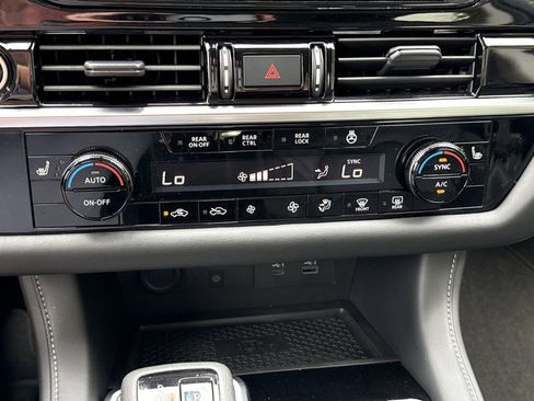 Used 2023 Nissan Pathfinder SL w/ SL Premium Package AWD/4WD image 28