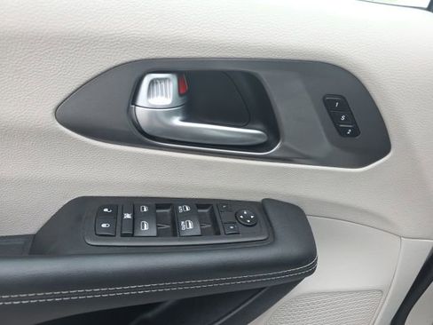 Used 2024 Chrysler Pacifica Touring-L FWD image 11