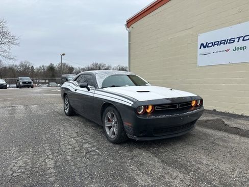 Used 2019 Dodge Challenger SXT image 1