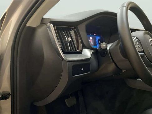 Used 2025 Volvo XC60 B5 Core AWD/4WD image 18