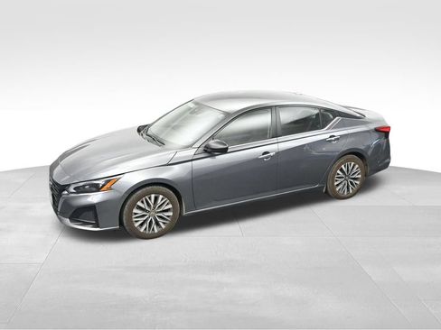 Used 2024 Nissan Altima 2.5 SV FWD image 18
