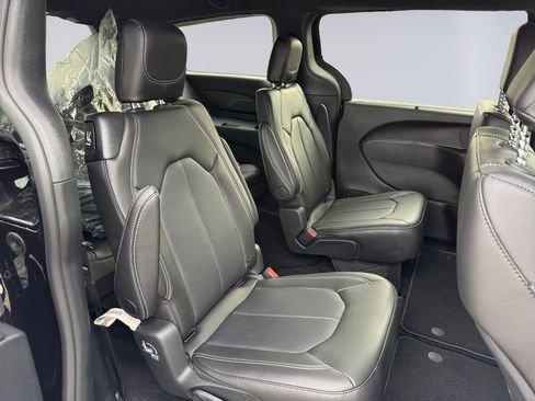 New 2025 Chrysler Voyager LX image 19