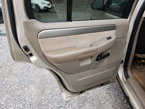 Used 2004 Ford Explorer XLT image 27