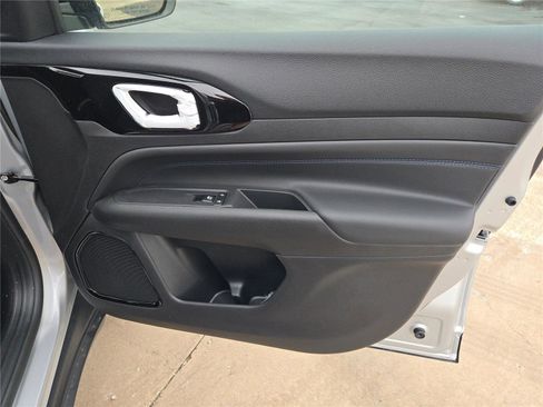 New 2026 Jeep Compass Latitude image 6