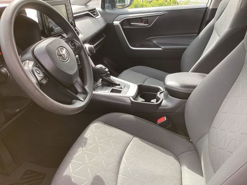 Used 2021 Toyota RAV4 XLE w/ Convenience Package image 4