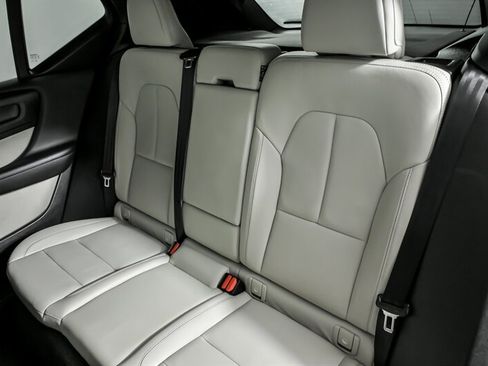 Used 2019 Volvo XC40 T4 Momentum image 22