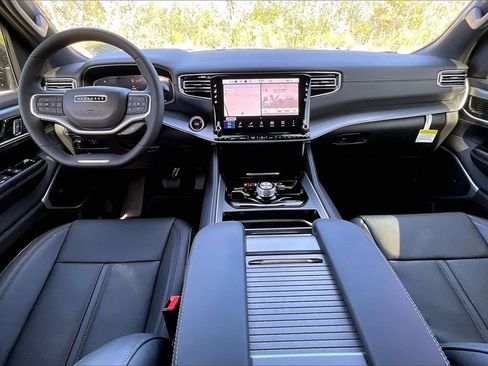 New 2025 Jeep Wagoneer L Series II image 4