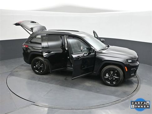 Used 2025 Jeep Grand Cherokee Limited w/ Luxury Tech Group II image 49