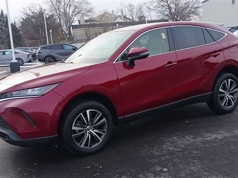 Used 2022 Toyota Venza XLE image 7