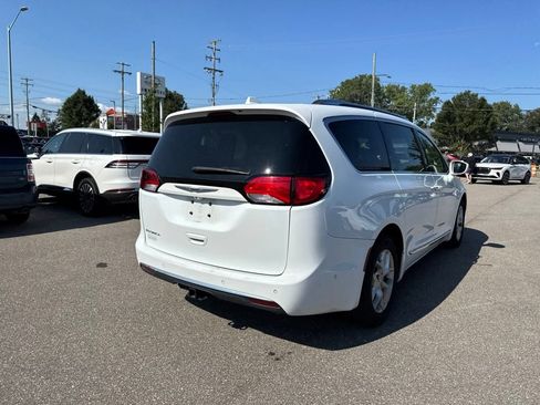 Used 2019 Chrysler Pacifica Touring-L FWD image 5