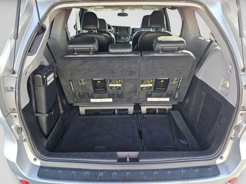 Used 2015 Toyota Sienna SE Premium image 27