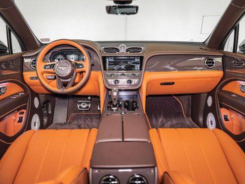 Used 2025 Bentley Bentayga image 30