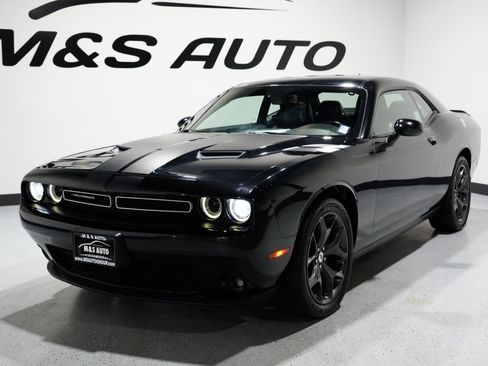 Used 2017 Dodge Challenger SXT Plus image 3