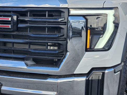 Used 2024 GMC Sierra 2500 Pro w/ Convenience Package AWD/4WD image 8