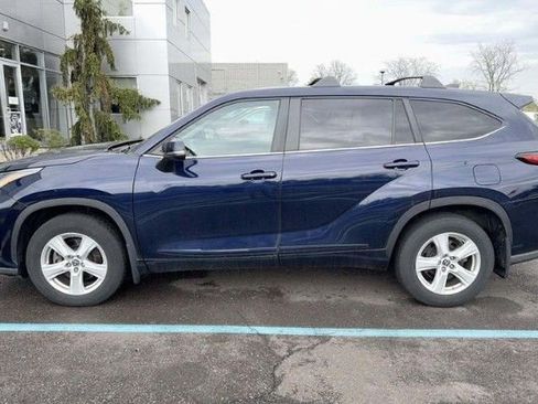 Used 2023 Toyota Highlander LE FWD image 5