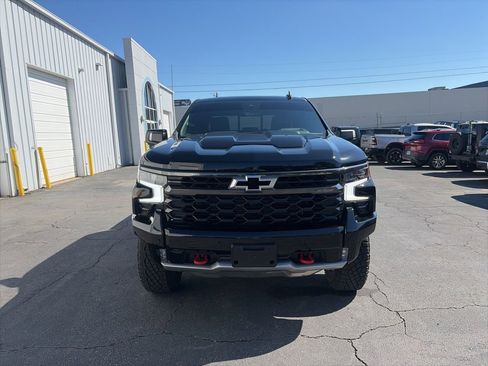 Used 2025 Chevrolet Silverado 1500 ZR2 w/ Technology Package image 2